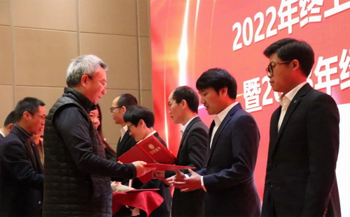 董事長(zhǎng)為獲獎(jiǎng)?wù)哳C發(fā)榮譽(yù)證書